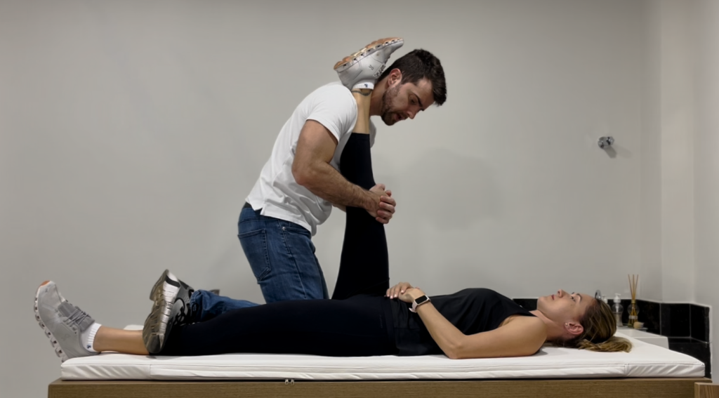 Liikkuvuusharjoite takareisille selinmakuulla.